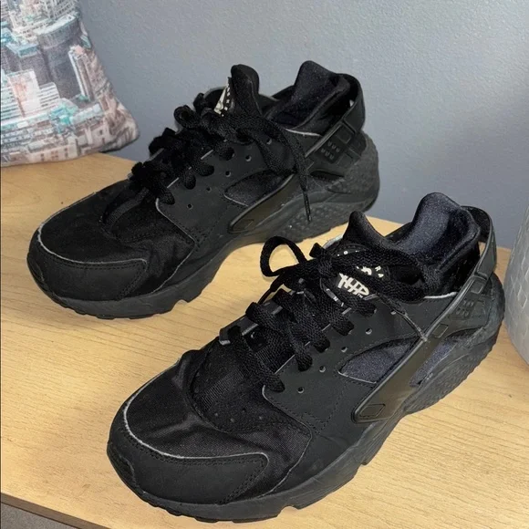Nike Air Huarache “Triple Black” – Women’s Size 8 - Picture 4 of 9